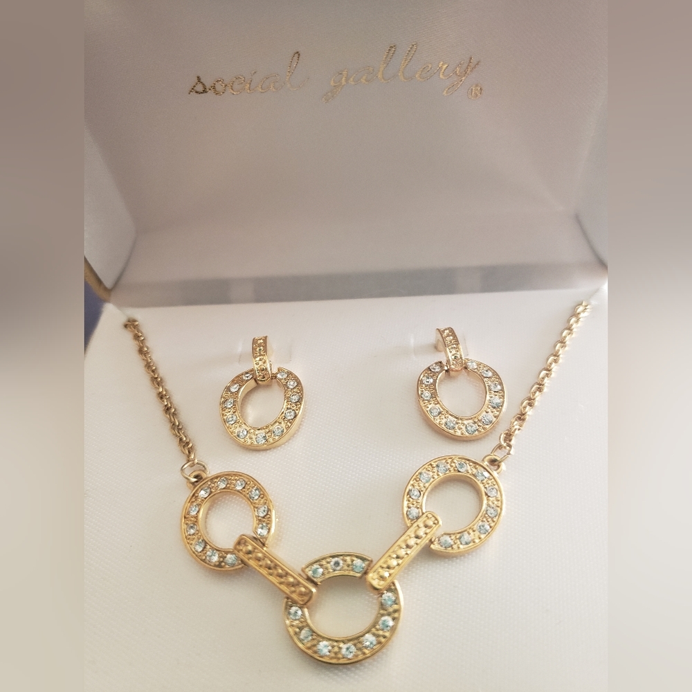 Social Gallery Costume Jewelry Set